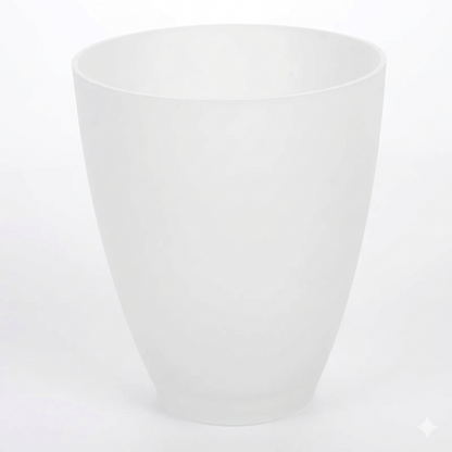 Détail de l’abat-jour Alésia en plastique blanc minimaliste