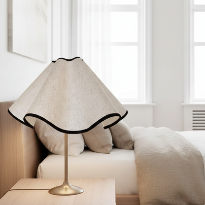 Abat-jour Bagatelle en suspension dans une chambre claire