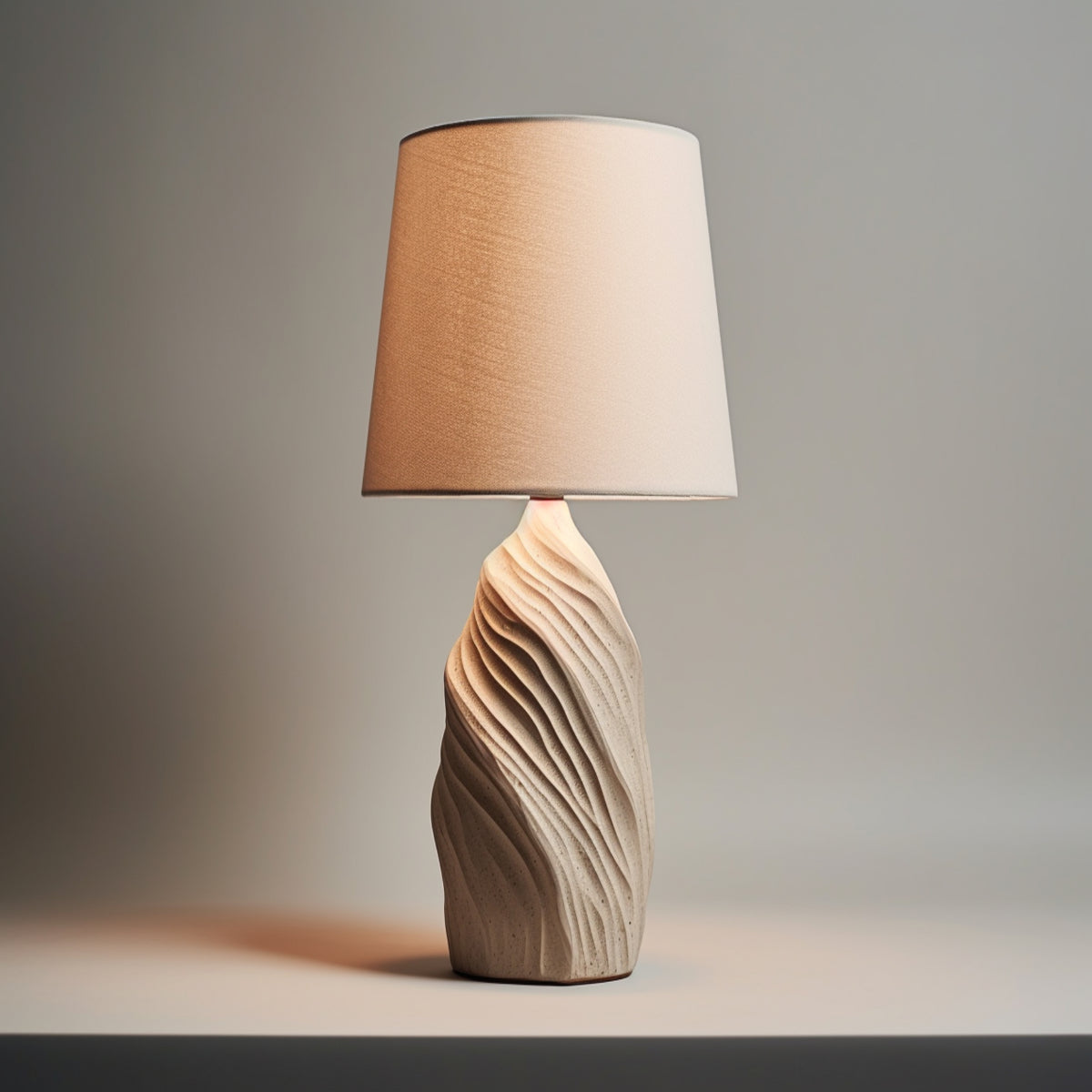 Abat-jour beige sur lampe de table au design contemporain