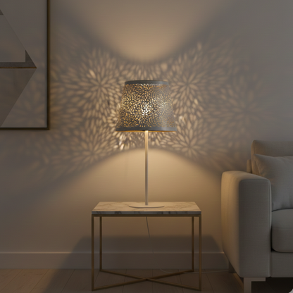 Abat-jour Bir-Hakeim sur lampe de table dans un salon avec lumière chaude