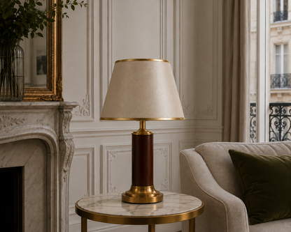 Abat-jour Haussmann beige sur lampe de table dans un salon clair
