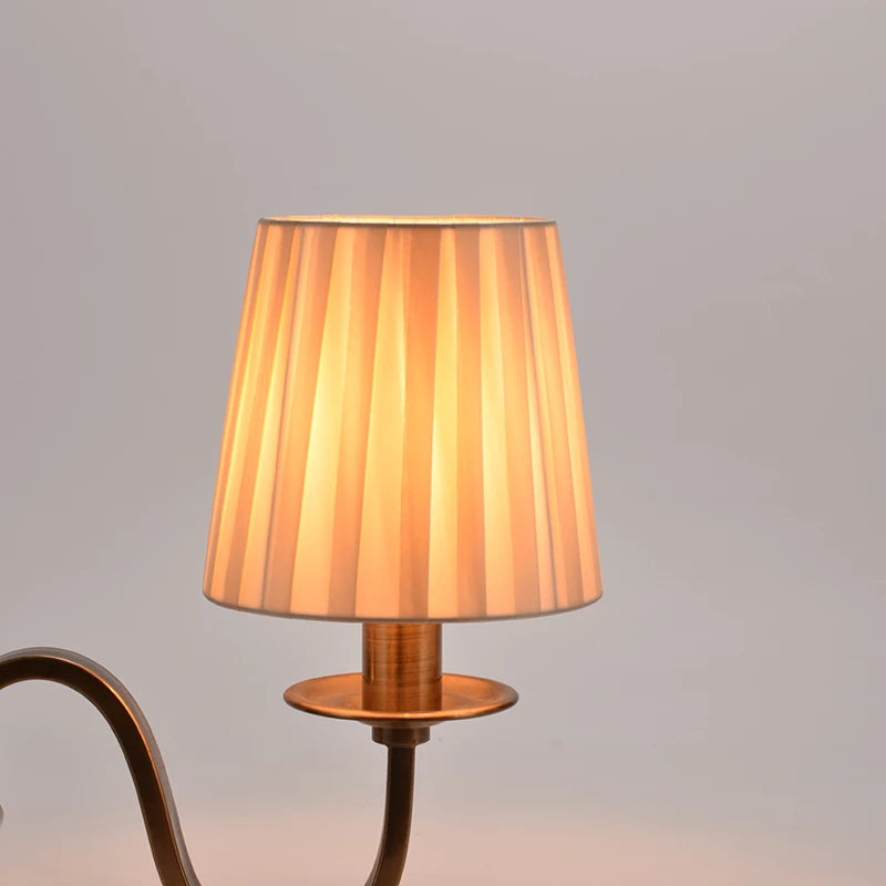 Abat-jour Lamarck beige sur lampe avec lumière chaude