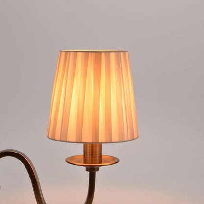 Abat-jour Lamarck beige sur lampe avec lumière chaude