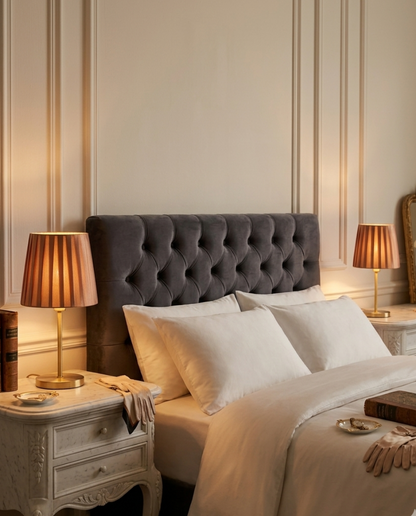 Abat-jour Lamarck marron sur lampe de chevet dans une chambre avec lumière chaude