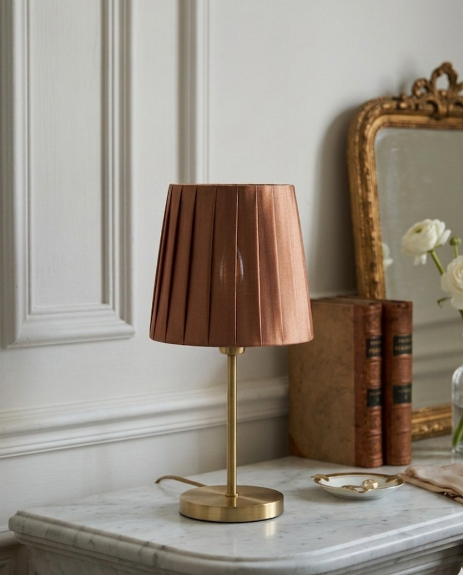 Abat-jour Lamarck marron sur lampe de table dans une pièce claire