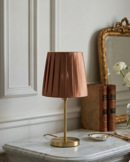 Abat-jour Lamarck marron sur lampe de table dans une pièce claire