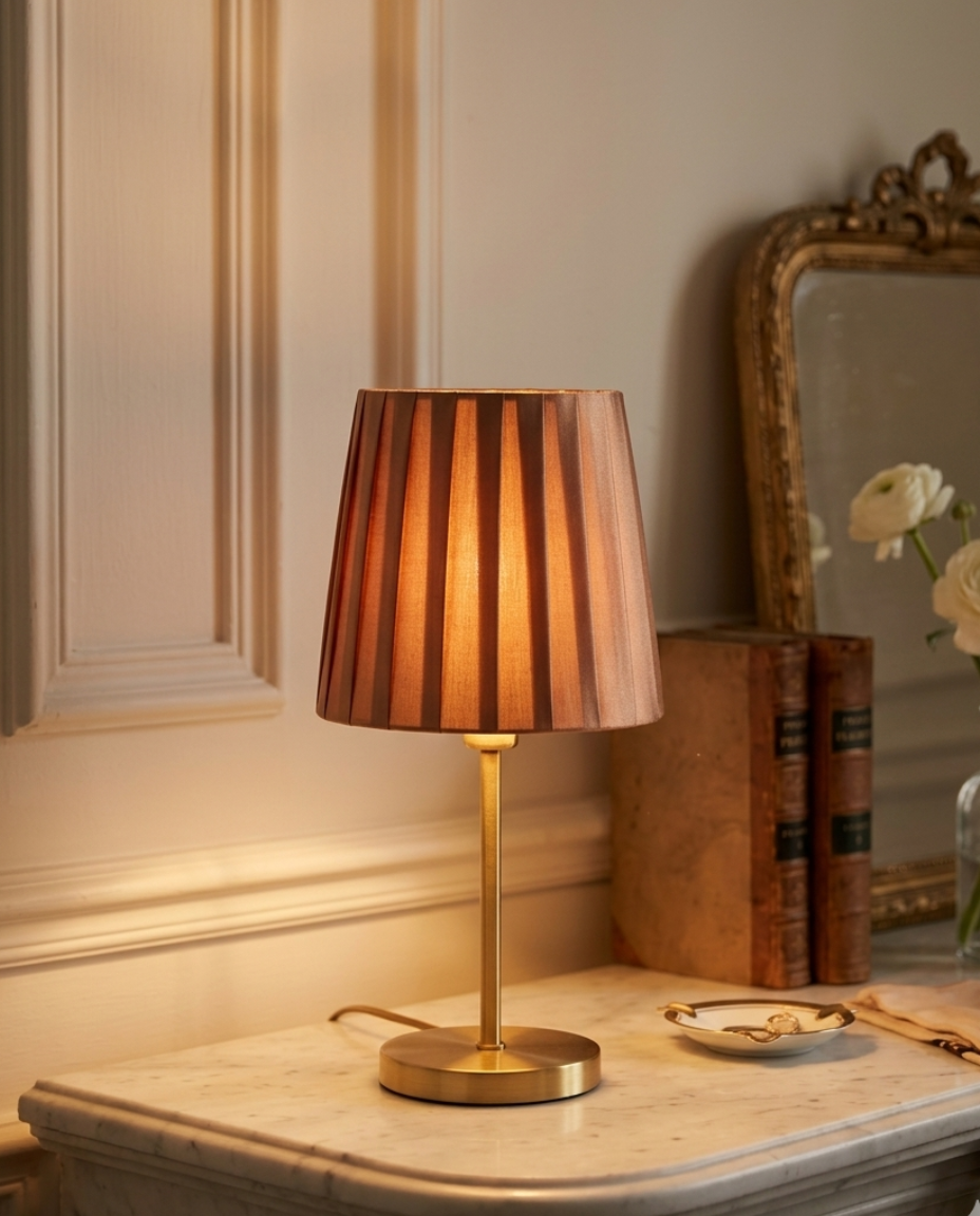 Abat-jour Lamarck marron sur lampe de table avec lumière chaude