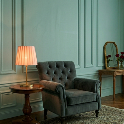 Abat-jour Lamarck rose sur lampe de table dans un salon avec lumière chaude