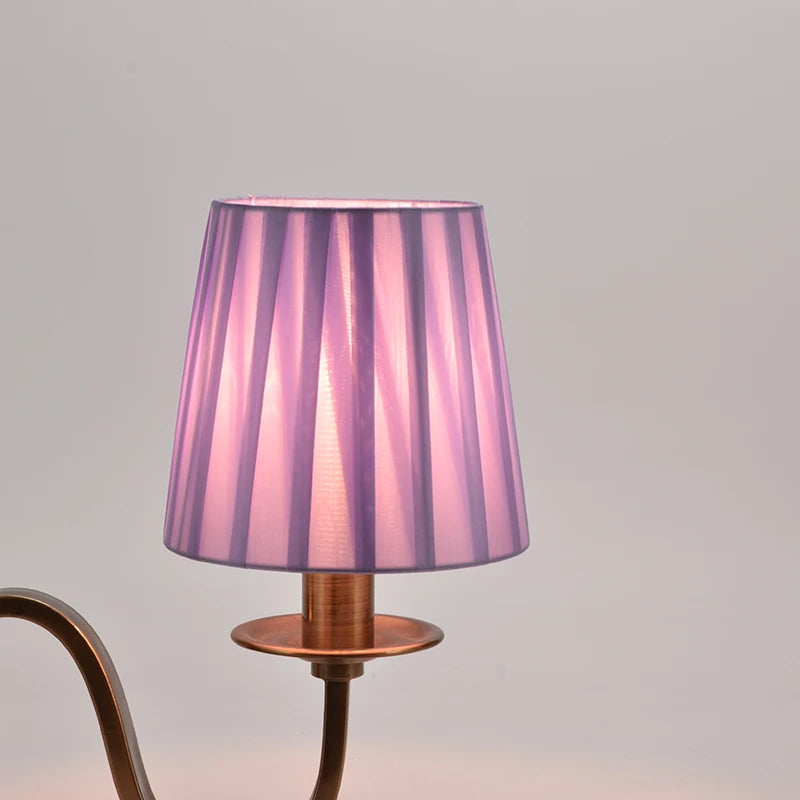 Abat-jour Lamarck violet sur lampe avec lumière chaude