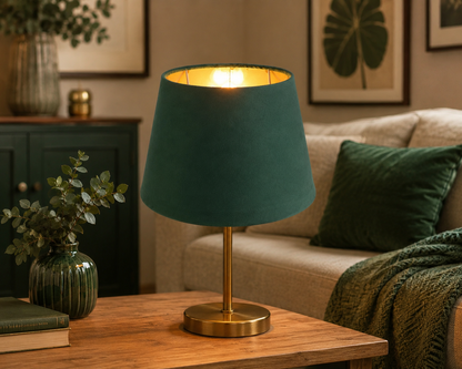 Abat-jour Montaigne vert sur lampe dans un salon avec lumière chaude