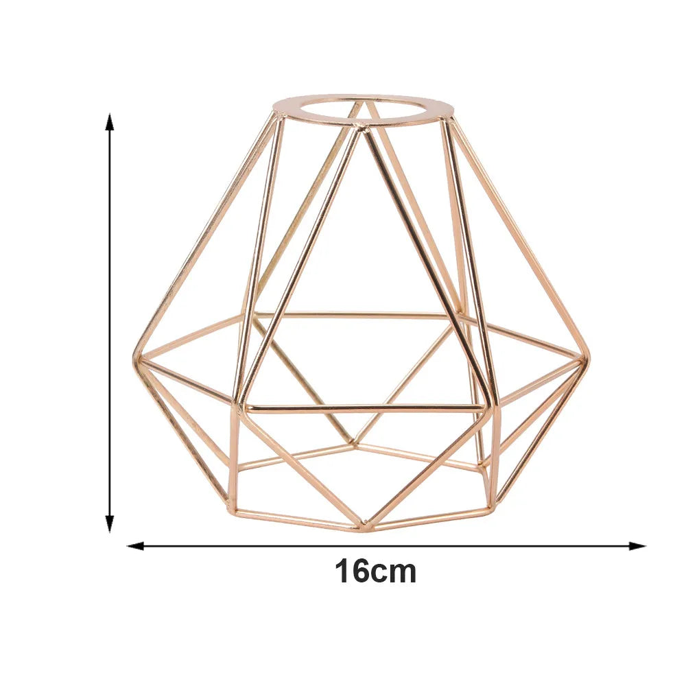 Dimensions de l’abat-jour Pyramides doré : diamètre 16 cm et hauteur 16 cm