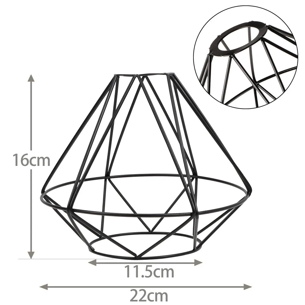 Dimensions de l’abat-jour Pyramides noir : largeur 22 cm et hauteur 16 cm