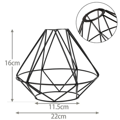 Dimensions de l’abat-jour Pyramides noir : largeur 22 cm et hauteur 16 cm