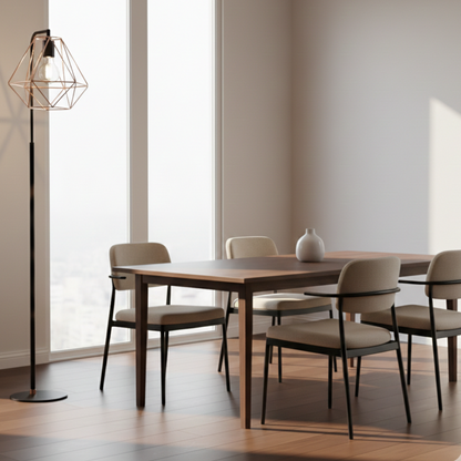 Abat-jour Pyramides en suspension au-dessus d’une table dans une salle à manger claire