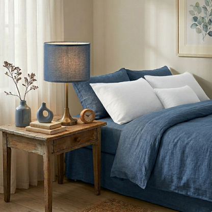 Abat-jour Raspail bleu sur lampe de chevet dans une chambre claire