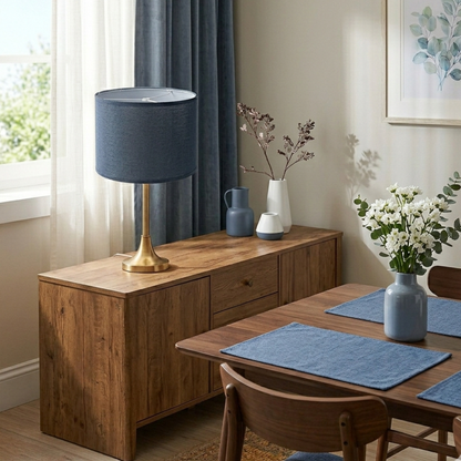 Abat-jour Raspail bleu sur lampe de table dans un coin lecture clair