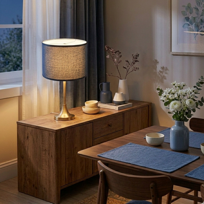 Abat-jour Raspail bleu sur lampe de table dans une salle à manger avec lumière chaude