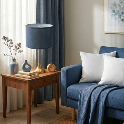 Abat-jour Raspail bleu sur lampe de table dans un salon clair