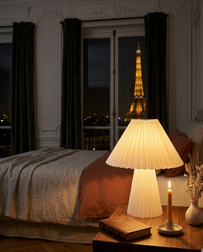 Abat-jour Sèvres blanc sur lampe de chevet dans une chambre avec lumière chaude