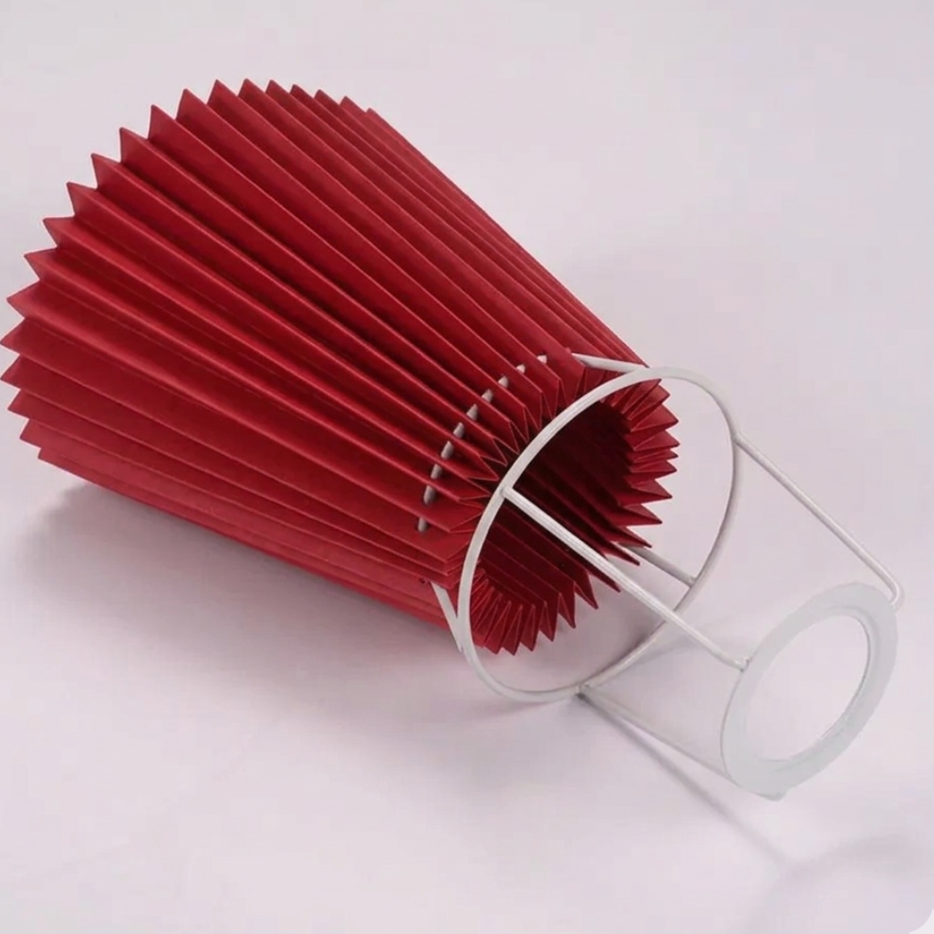 Vue intérieure et fixation de l’abat-jour Sèvres rouge en PVC plissé