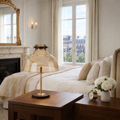 Abat-jour Tuileries en verre marron sur lampe de chevet dans une chambre claire