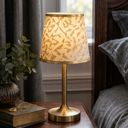 Abat-jour Réaumur doré sur lampe de table avec lumière chaude