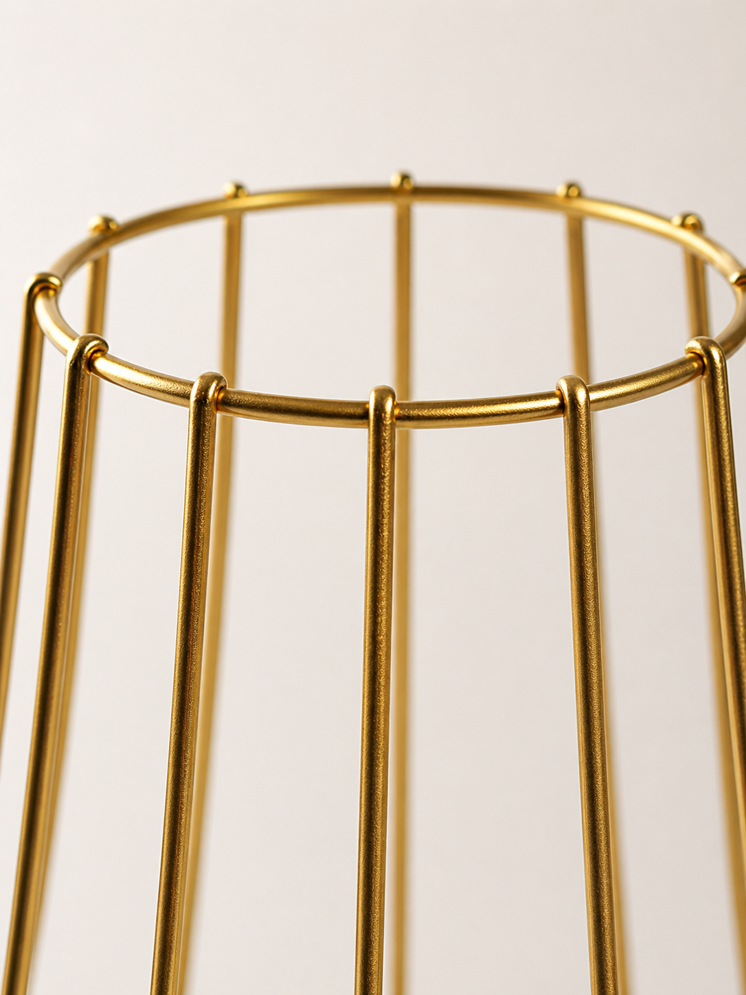 Détail d’un abat-jour design moderne en métal doré
